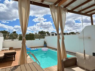 Chalet in Costa Teguise. Dúplex con vistas al mar y piscina privada