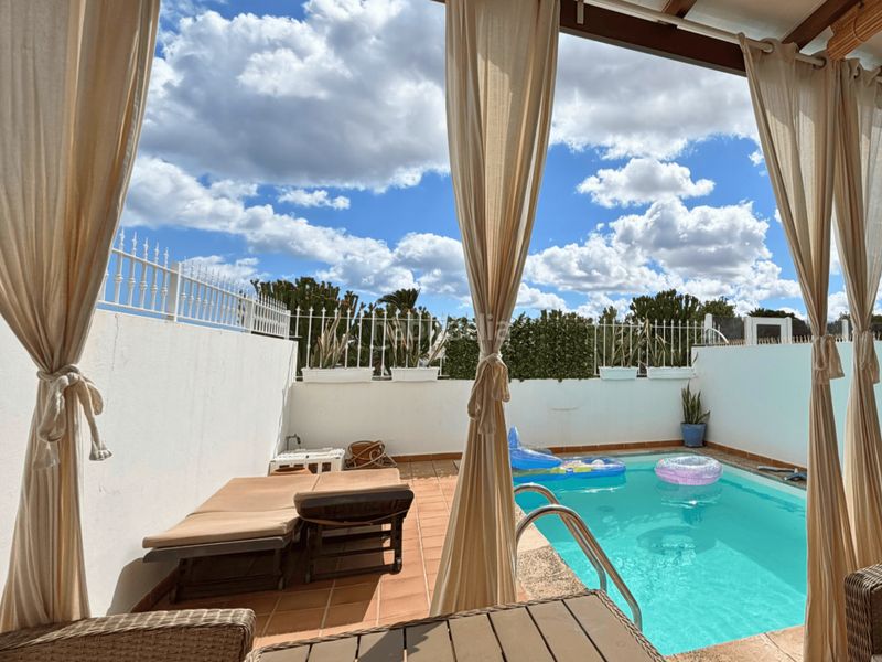 Foto fcdd33d5-7534-49cd-b9e7-fb3ca7f4080a. Xalet amb aparcament piscina a costa Teguise Teguise