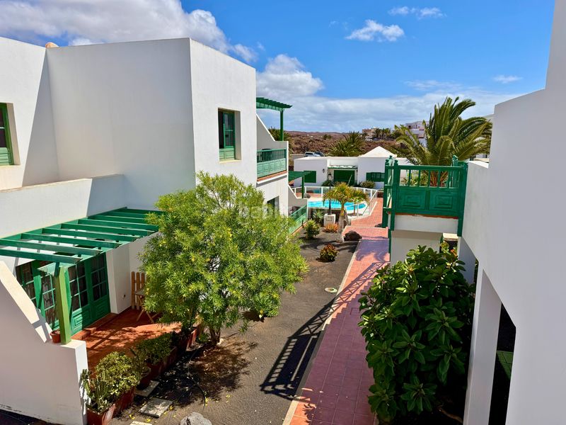 Foto bf261612-f769-41de-8319-94c3d28c23ee. Pis amb piscina a costa Teguise Teguise