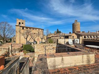 Masia a Pals. Casa de pedra al centre del poble medieval de pals totalment ref