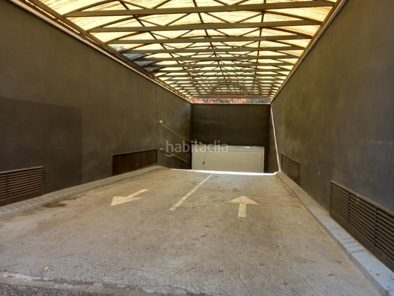 Foto bc7c53be-489b-49c1-8ace-26c96f460e81. Aparcament cotxe a Palau Girona