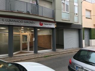 Local Comercial a Eixample Sud-Migdia. Local amb part doficines, espai demmagatzematge io estacionament
