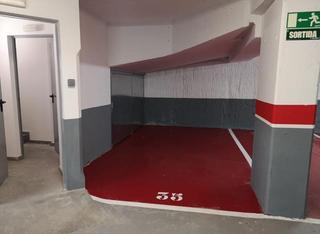 Aparcament cotxe a La Devesa. Parking amb traster molt gran amb porta de seguretat a la rotond