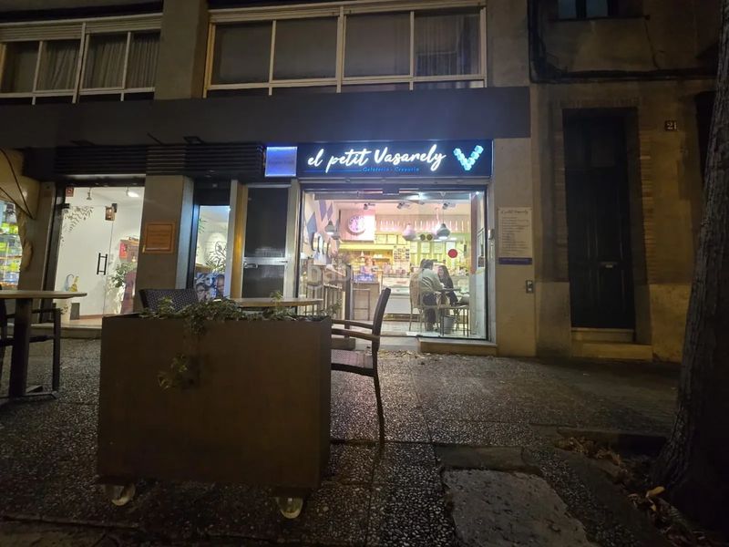 Foto 106784c2-1bcb-4e35-a8b7-a507f1deba04. Traspaso local comercial traspàs de gelateria a leixample oportunitat única! en Girona