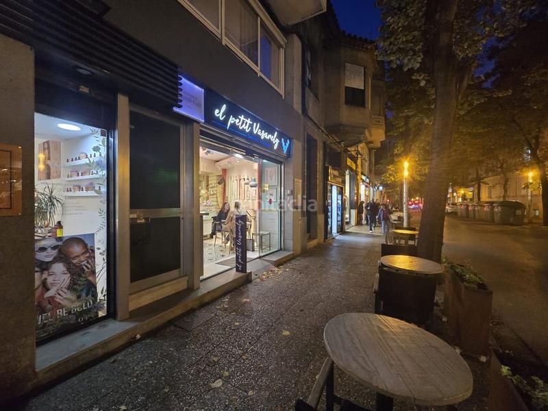 Foto b10a2fa7-416f-4e51-9654-f1a9994d8b95. Traspaso local comercial traspàs de gelateria a leixample oportunitat única! en Girona