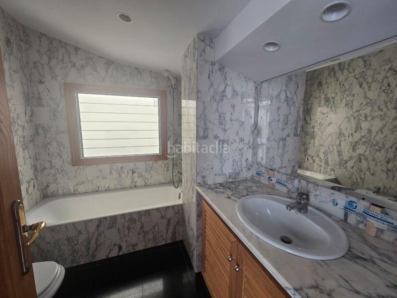 Foto 2bd93b53-68a6-4dc2-b31d-edad06659576. Casa pareada oportunitat única a angles! casa espaiosa amb pàrquing i opció de terreny edificable addicional en Anglès