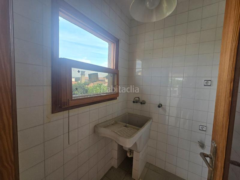 Foto ac1692a1-d27c-4c9e-9531-4349f3e5221e. Casa pareada oportunitat única a angles! casa espaiosa amb pàrquing i opció de terreny edificable addicional en Anglès