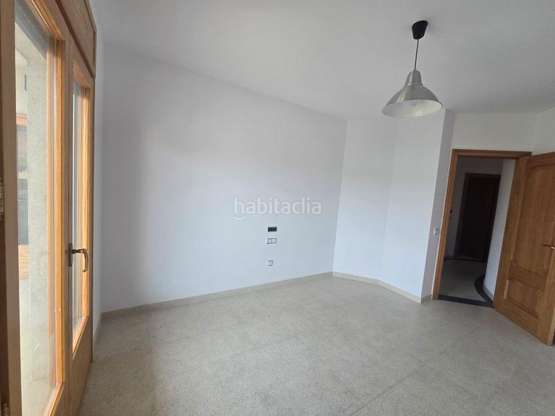 Foto ae20eeab-d3fe-40a4-bc6a-08e31eb880d8. Casa pareada oportunitat única a angles! casa espaiosa amb pàrquing i opció de terreny edificable addicional en Anglès