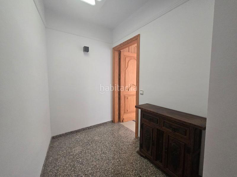Foto b2e7dab8-1e3c-4841-8649-4e9cda16eed0. Casa pareada oportunitat única a angles! casa espaiosa amb pàrquing i opció de terreny edificable addicional en Anglès