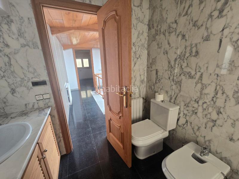 Foto b3dbdf30-df23-4202-9308-6717566dddb6. Casa pareada oportunitat única a angles! casa espaiosa amb pàrquing i opció de terreny edificable addicional en Anglès