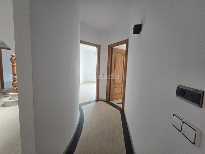 Foto d7c3cdde-7aa7-42bc-86ed-684bc7d30f16. Casa pareada oportunitat única a angles! casa espaiosa amb pàrquing i opció de terreny edificable addicional en Anglès