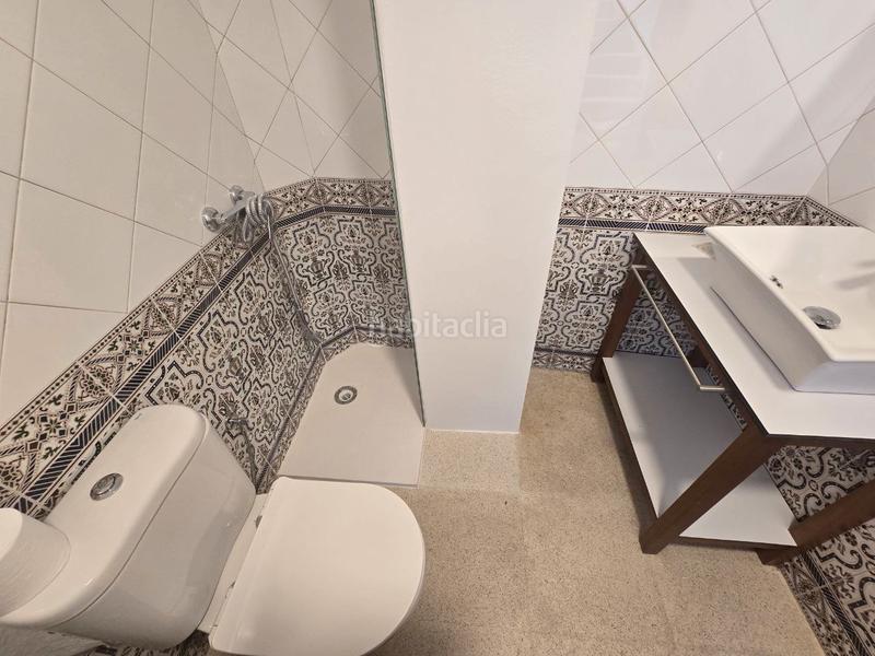 Foto edd0d0ee-5a18-42b1-bc5f-e0eb69987179. Casa pareada oportunitat única a angles! casa espaiosa amb pàrquing i opció de terreny edificable addicional en Anglès