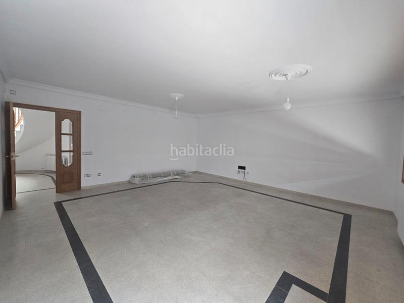 Foto fcf292ef-3289-4cd1-a6e7-ccbe1ab1e70d. Casa pareada oportunitat única a angles! casa espaiosa amb pàrquing i opció de terreny edificable addicional en Anglès