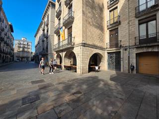 Traspàs Local Comercial a Centre-Barri Vell. Barceller a la plaçadel vi de girona en traspàs