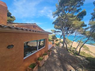 Xalet a Sa Riera-Sa Fontansa. Espectacular casa a primeríssima línia de mar al límit entre pal