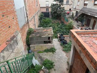 Terreny residencial a Poble Sec. Solar amb petita construcció