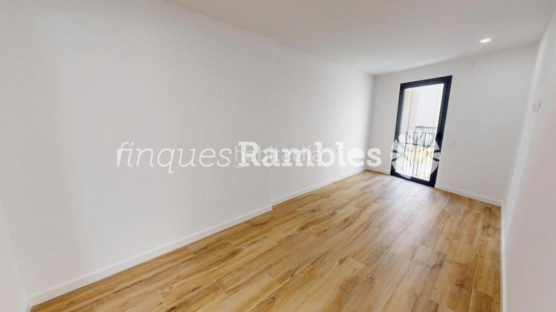 Foto a2cc28fc-2dae-4fc3-9d7d-202e9ef84f3c. Piso promoció dobra nova a la plaça del rei en Centre Igualada