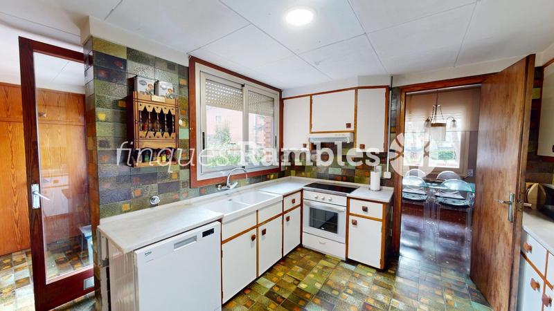 Foto 451d9cf1-7767-4550-ab4b-e2dc4cbf1328. Casa preciosa torre amb gran jardí i piscina a set camins en Igualada