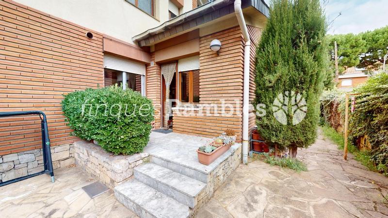 Foto 64c024f1-356a-40bf-98aa-053b00c9d637. Casa preciosa torre amb gran jardí i piscina a set camins en Igualada