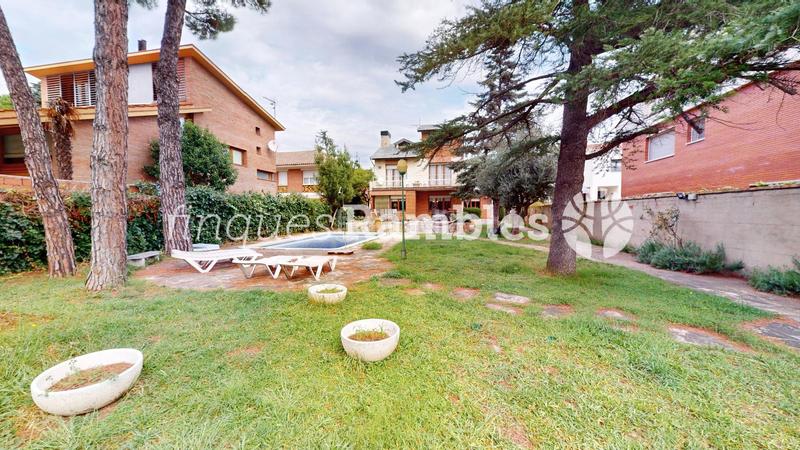 Foto a7e29293-1f2f-4988-bc8c-a2cac0ca5d9d. Casa preciosa torre amb gran jardí i piscina a set camins en Igualada