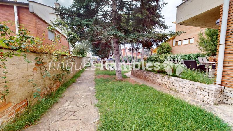Foto e0595c9f-0c44-4421-86d7-99f8646b7139. Casa preciosa torre amb gran jardí i piscina a set camins en Igualada