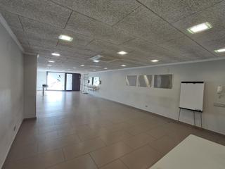 Lloguer Local Comercial a Llevant. Local comercial en alquiler barri de les flors