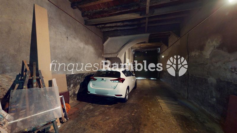 Foto b05535f8-4625-4b39-8ef8-7d3d31f99302. House with parking in Centre Igualada