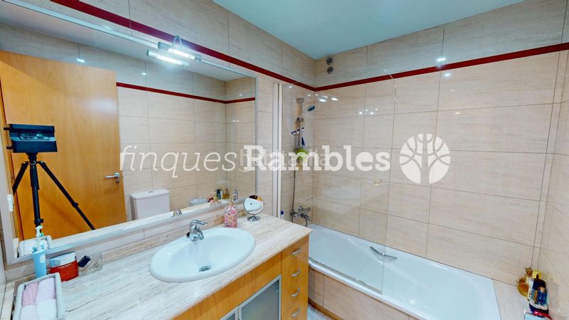 Foto fc965ce4-9dbc-4659-ae0a-11205ab5be56. House with parking in Centre Igualada