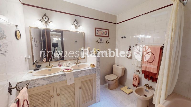 Foto 4426bbb9-d5c0-457a-91cb-812915e371c8. Casa amb calefacció aparcament a Poble Sec Igualada