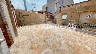 Semi detached house in Vilanova del Cam�. Casa con gran garaje, terraza reformada y m�ltiples espacios en