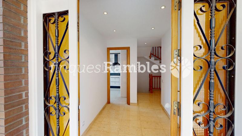 Foto 1d34a133-d7b3-4524-b87a-17ecd9a37361. Casa adossada amb calefacció aparcament a Les Comes Igualada