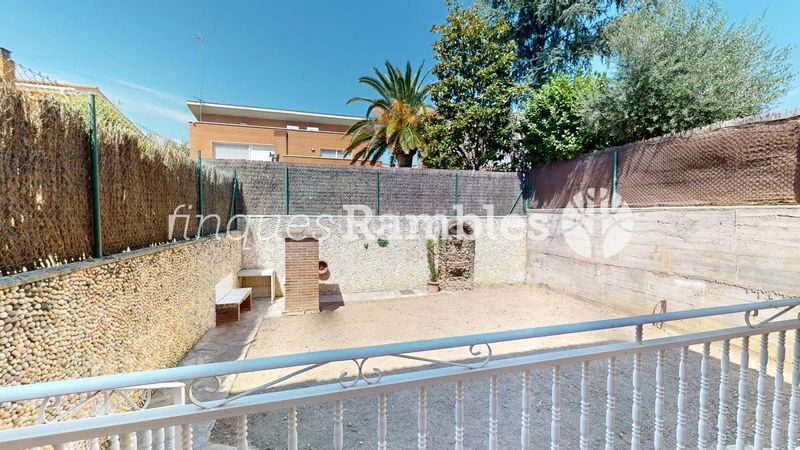 Foto a8237f2d-2580-4d0c-ae5d-6cabc2c5ffbe. Casa adossada amb calefacció aparcament a Les Comes Igualada