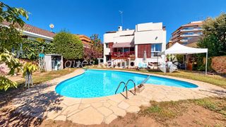 Casa en Poble Sec. Torre exclusiva amb piscina i espai annex independent en una de
