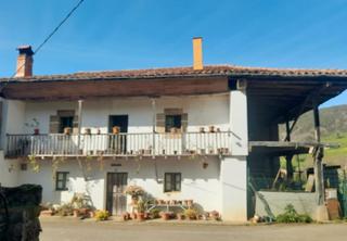 Casa a N/a. Casa típica de piedra a reformar en castañeda