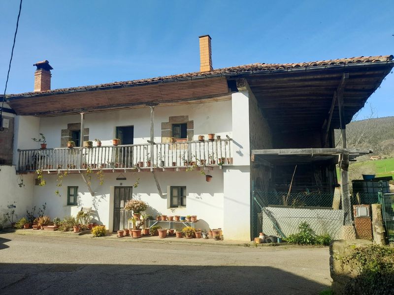 Foto 4837c8ba-a88d-468b-b5bb-ad68143c76f9. Casa en calle socobio 28 ocasión-casa típica de piedra a reformar en Castañeda