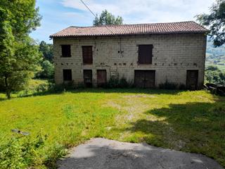 Casa a N/a. Finca con casa-cabaña en valles pasiegos
