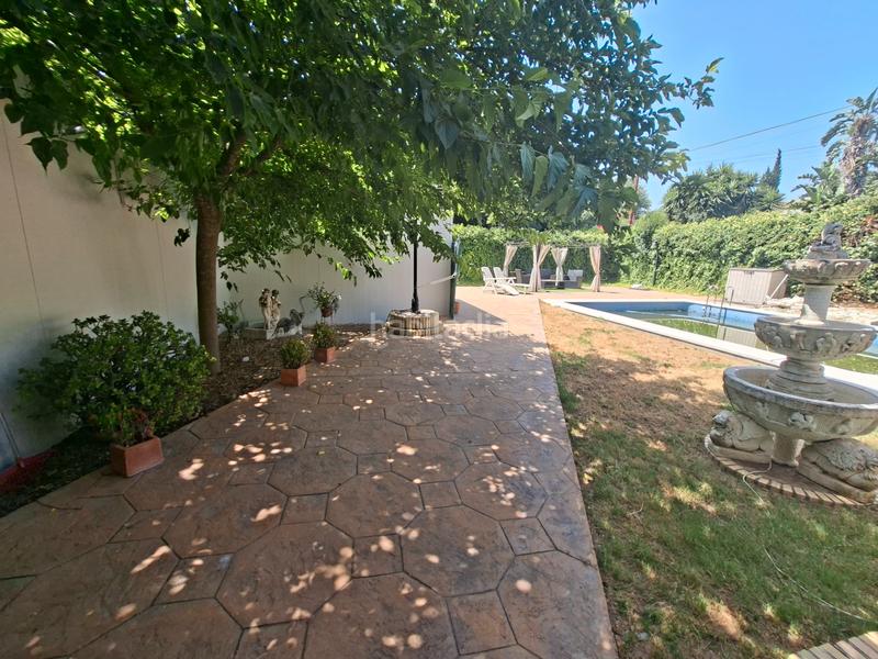 Foto 60a6bf5f-78f1-4a12-b05f-e4f5e5da9f59. Chalet en avenida las camelias 15 bonito chalet de una planta en Espartinas