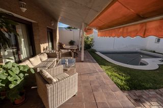Xalet en Calle san bartolom� 25. Gran y bonito chalet de dise�o en pleno centro de umbrete