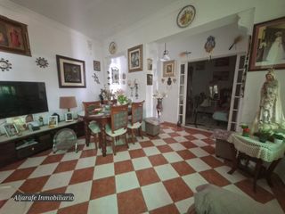 Casa  Calle traspalacio. Casa de planta baja con cochera