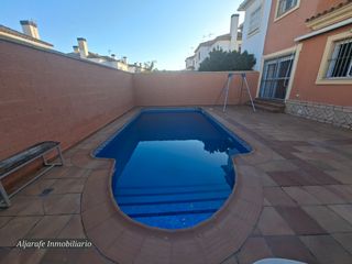 Maison jumelée à Calle jardines de murillo 10. Fantastico chalet pareado con amplias estancias y piscina