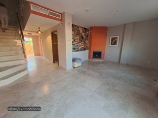 Casa pareada  Calle jardines de murillo 10. Fantastico chalet pareado con amplias estancias y piscina