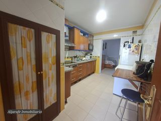 Casa adossada en Calle feria 9. Amplia y luminosa casa en torre de la reina