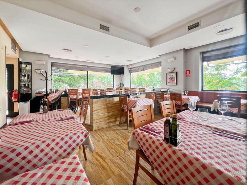 Foto 2d2c96ab-404f-49ab-87bd-fde3f97939c6. Local comercial se vende restaurante a pleno rendimiento en ciudad lineal en Madrid