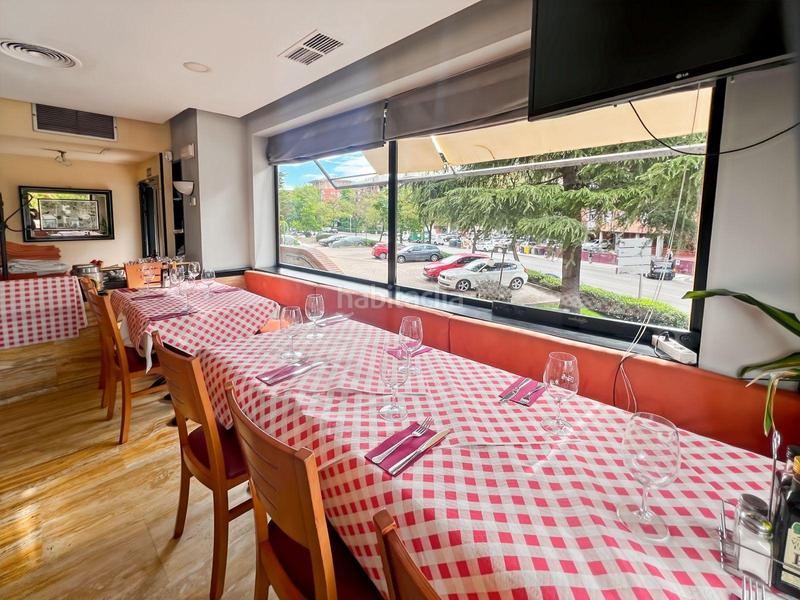 Foto 8ea7a3fe-112f-4fcd-800e-186a708b8288. Local comercial se vende restaurante a pleno rendimiento en ciudad lineal en Madrid