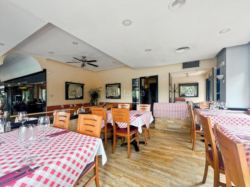 Foto b0a04b33-cb94-464d-914a-42c9e5b91480. Local comercial se vende restaurante a pleno rendimiento en ciudad lineal en Madrid