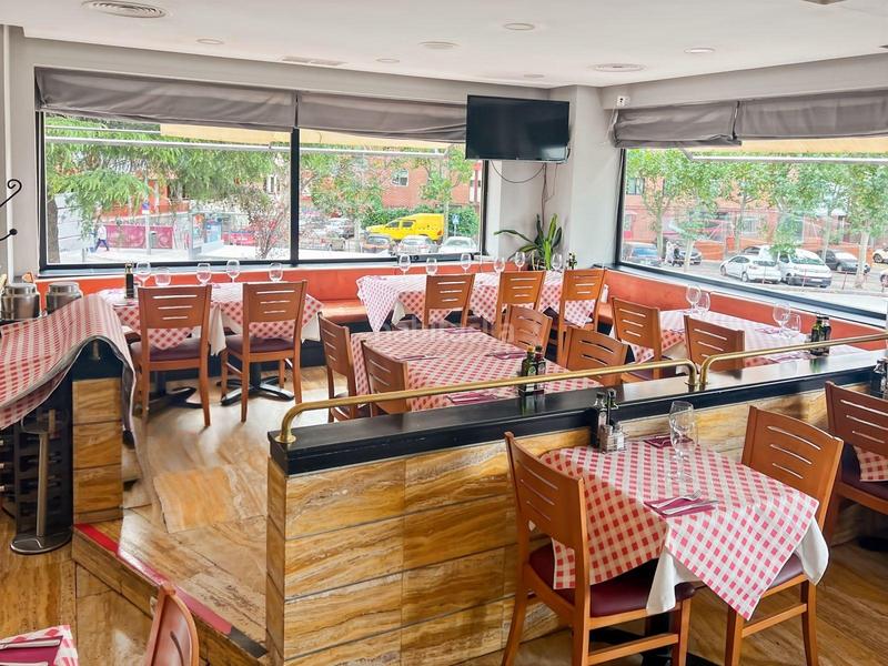 Foto c6bee5ac-c95d-4dc6-9361-0271227c3833. Local comercial se vende restaurante a pleno rendimiento en ciudad lineal en Madrid
