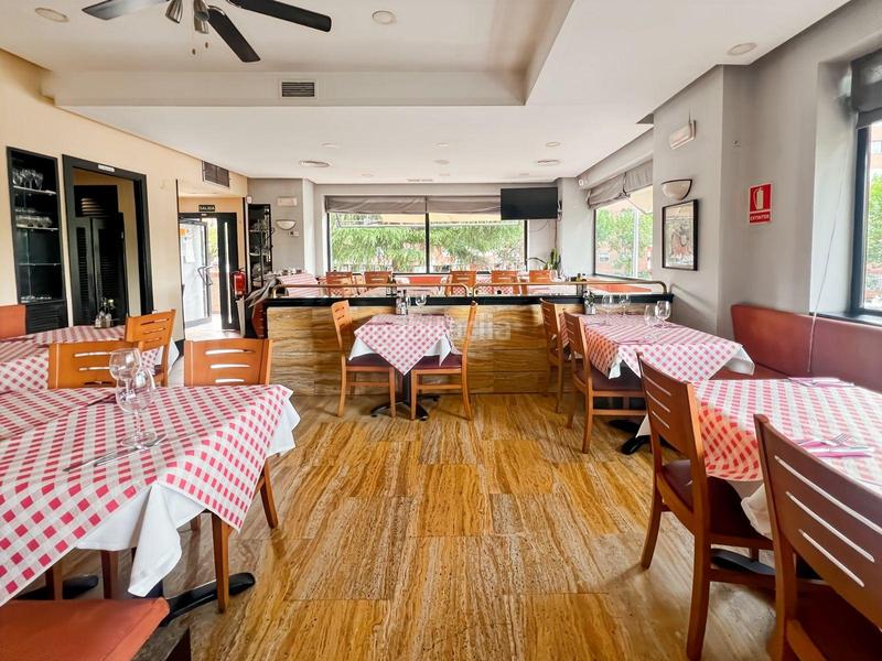 Foto fb3a7458-3e97-4f14-9e72-36bd5262f779. Local comercial se vende restaurante a pleno rendimiento en ciudad lineal en Madrid