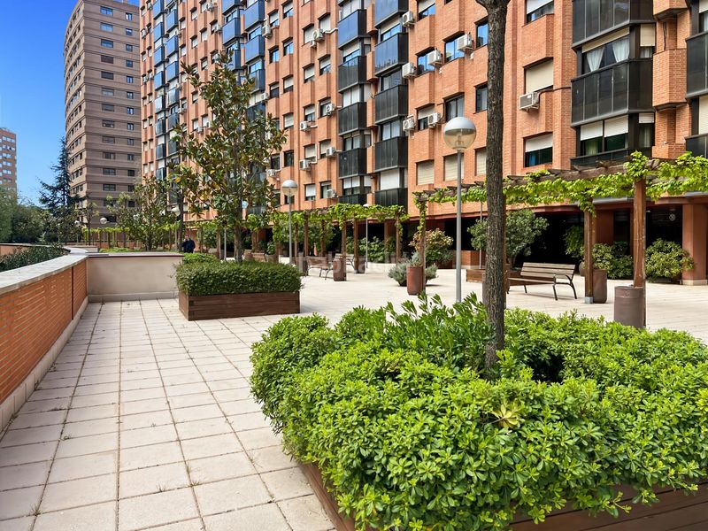 Foto cc887d90-ca8e-4b0a-9462-233d5c3b276f. Piso magnifica y luminosa vivienda exterior en distrito retiro, parque de roma. en Madrid