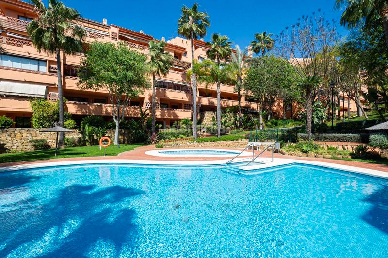 Foto c99406e6-74ef-4196-95ff-f74974c78605. Appartement mit parking pool in La Carolina - Guadalpín Marbella