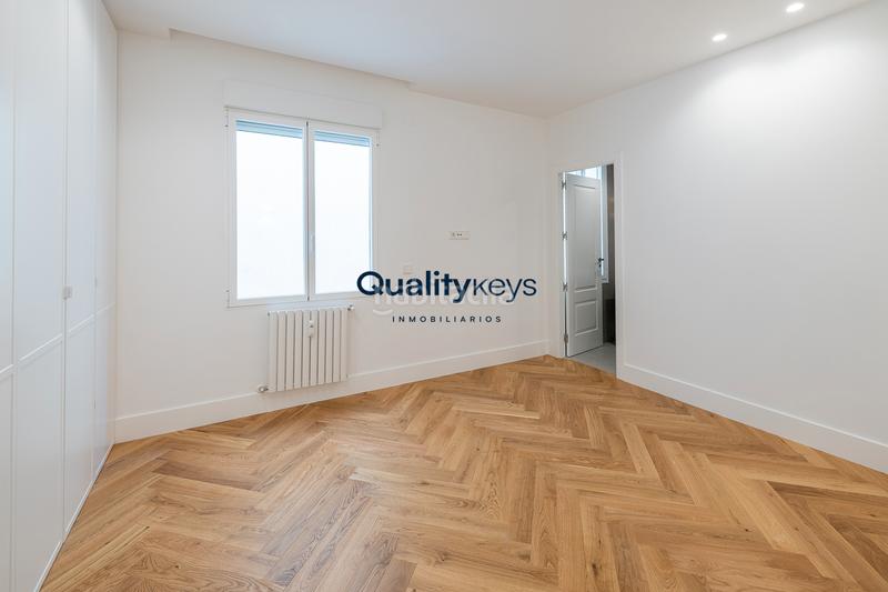 Foto 017356d0-dcc5-4e5b-a21c-f3042d44ac0b. Piso exclusiva vivienda de lujo con dos balcones a la calle en Madrid